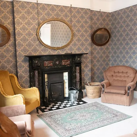 Main Street - 20 Steps To Bars,food,clubs * Carrick-on-Shannon