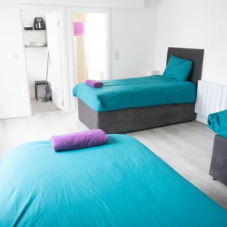 Main Street - 20 Steps To Bars,food,clubs * Carrick on Shannon