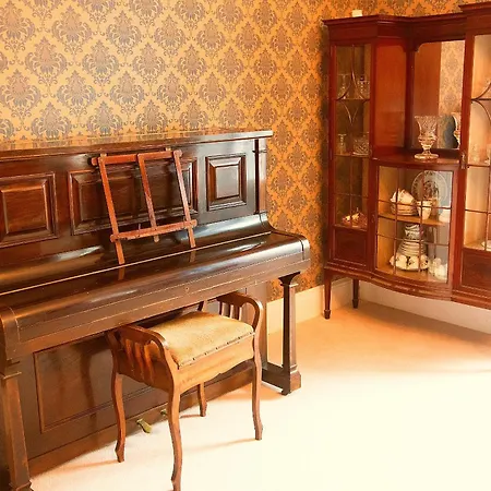 Main Street - 20 Steps To Bars,food,clubs Carrick-on-Shannon