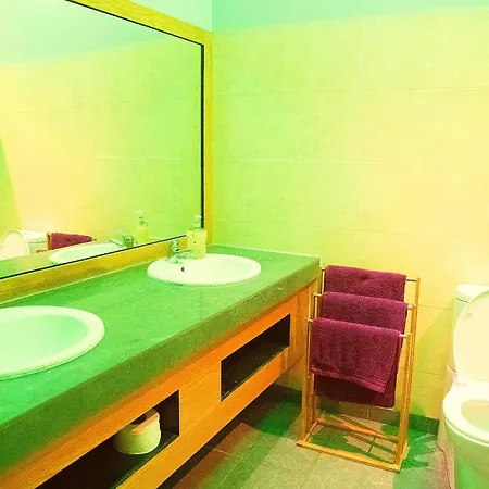 Main Street - 20 Steps To Bars,food,clubs * Carrick-on-Shannon