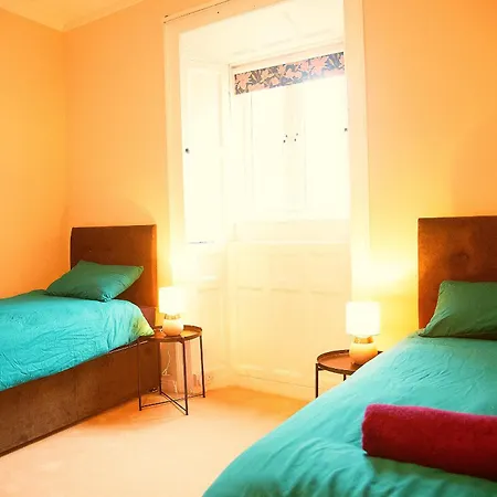 Main Street - 20 Steps To Bars,food,clubs * Carrick-on-Shannon