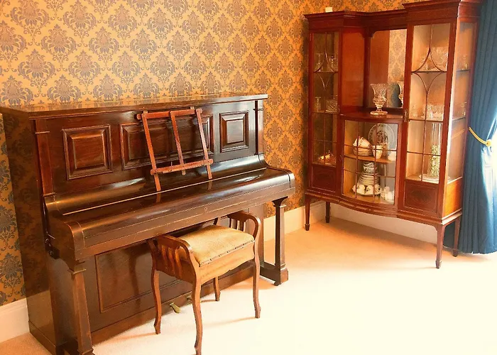 Main Street - 20 Steps To Bars,food,clubs Carrick on Shannon