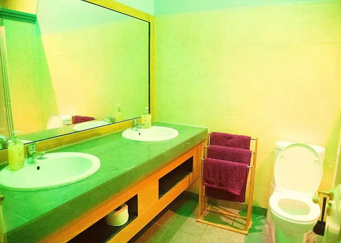 Main Street - 20 Steps To Bars,food,clubs * Carrick on Shannon